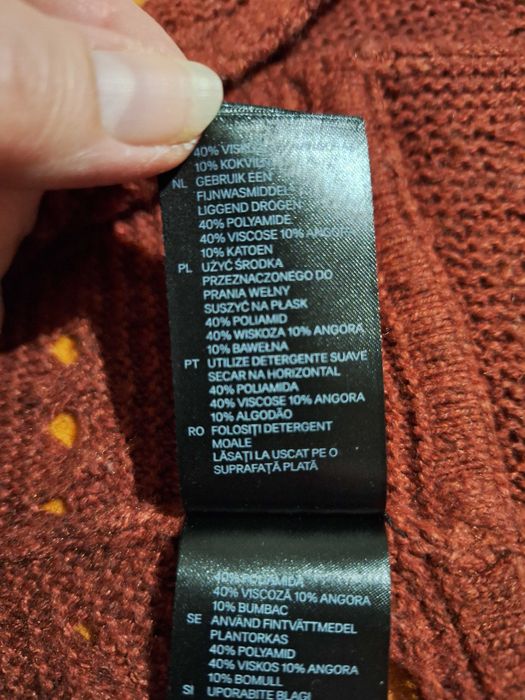 Brązowy sweter, narzutka.
