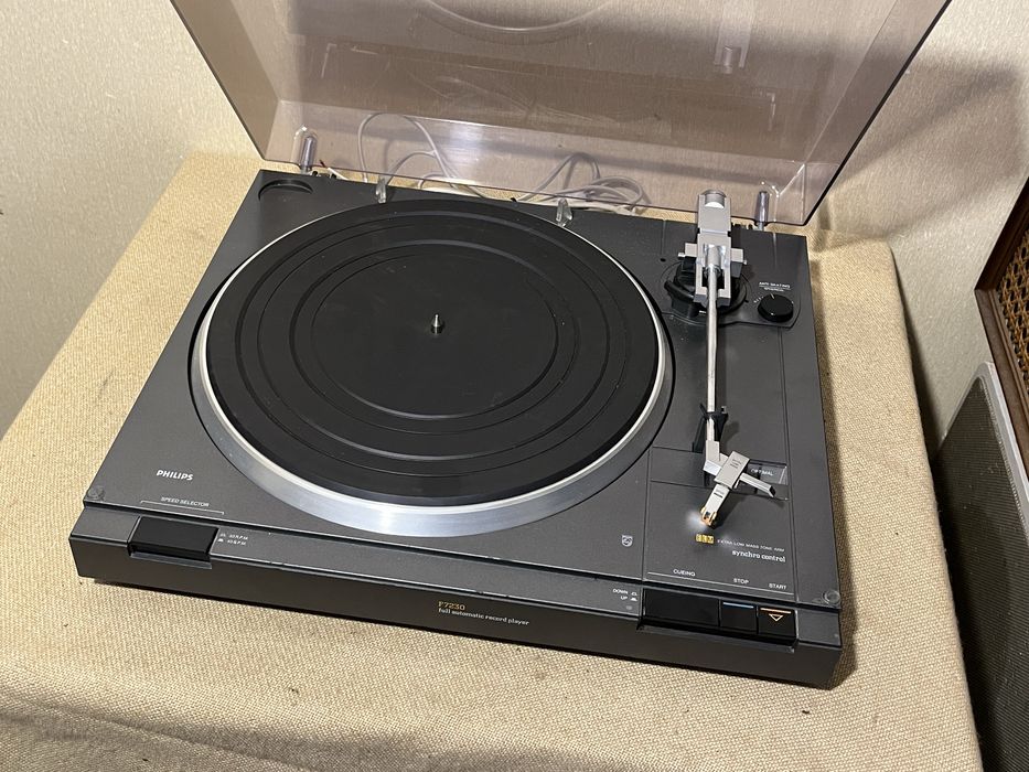 Автоматический HI-FI проигрыватель винила PHILIPS F7230 BELT DRIVE