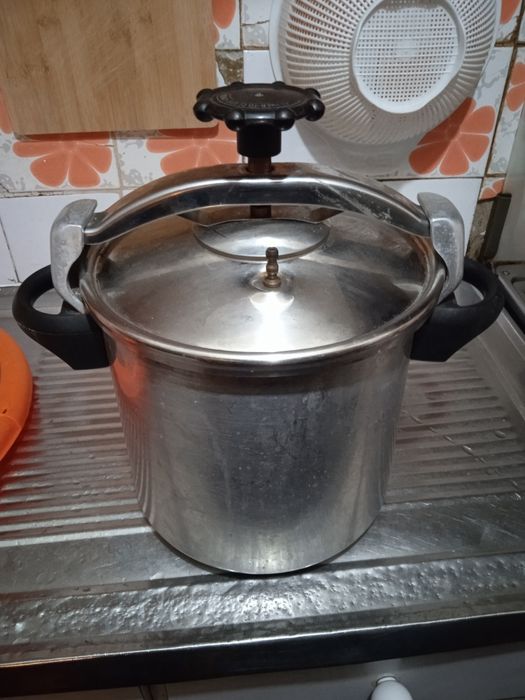Panela de pressão de 8L em muito bom estado .