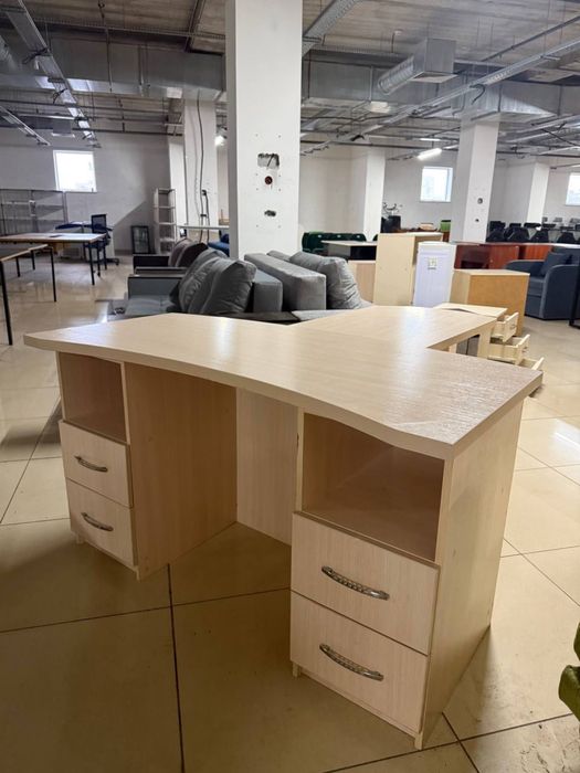 Продам офисную мебель: столы, кресла, диваны.