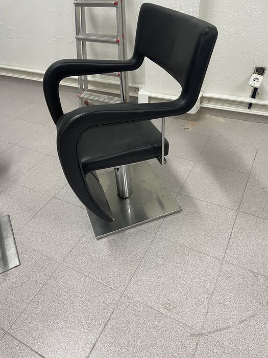 Cadeira de cabeleireiro/barbeiro com apoio de pés