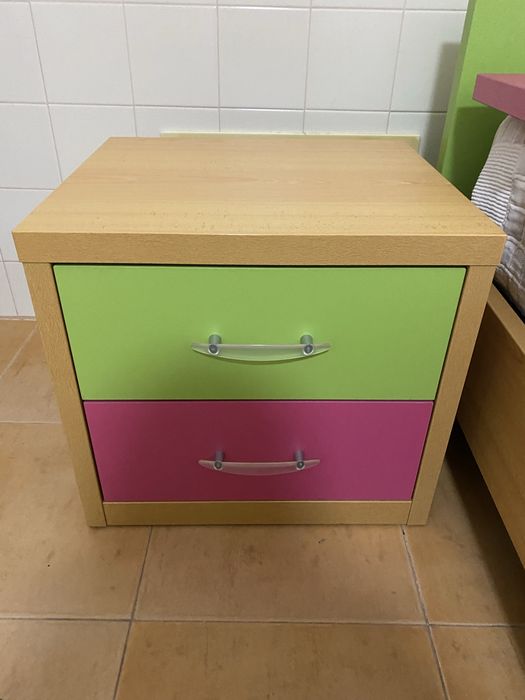 Conjunto de Quarto (cama, mesas cabeceira, secretária, estante)