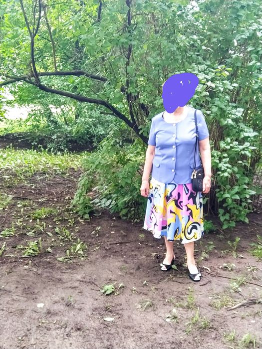 Продам літній жіночий костюм  і літню  кружевну блузу.( Три речі)
