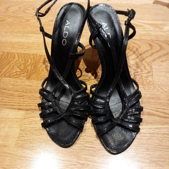 2 pares de sandálias bem estimadas