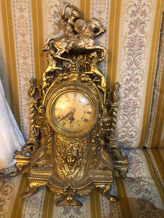 Antique functioning clock64740950684289121