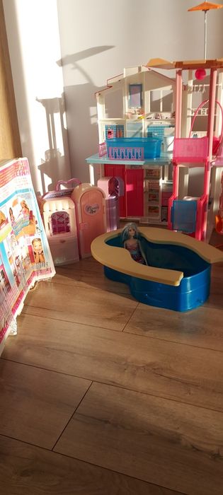 Domek lalki Barbie z basenem, garderobą i lalkami