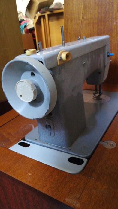 Продам швейную мвшинку  Подольск/Чайка с эл.  Приводом