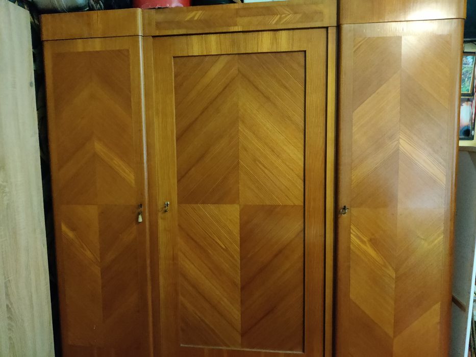 Stara szafa trzydrzwiowa z litego drewna