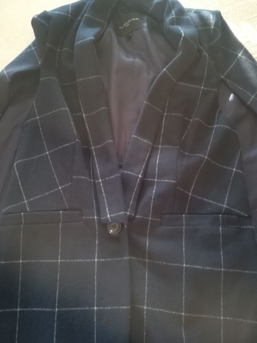 Capa comprida em azul da marca francesa "On Parle de Vous"