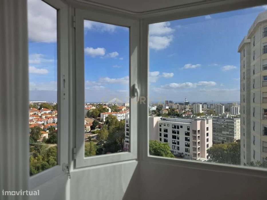 T2 Totalmente Renovado com Vista sobre o Rio e o Parque Urbano Vale do