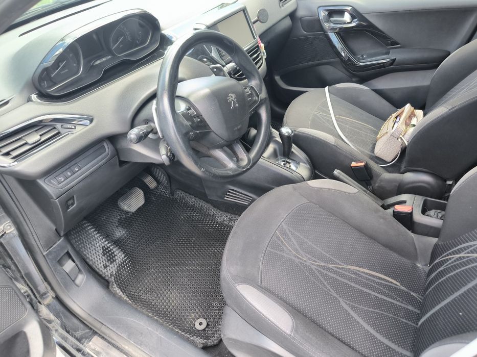 Peugeot 208, 1.4 dhi robot