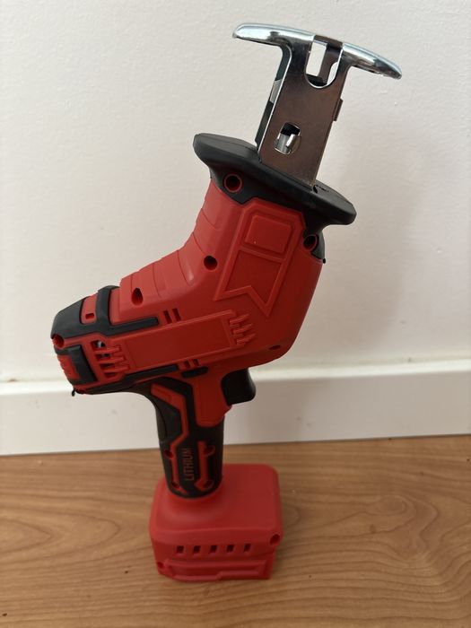 Serra Sem Fio 18V  Sem Bateria - Compativel com Bateria  Makita 18v