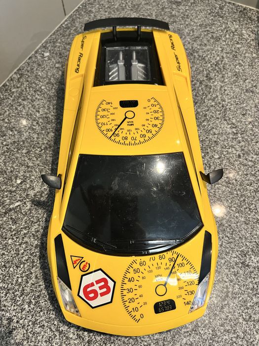 Carro de corrida amarelo