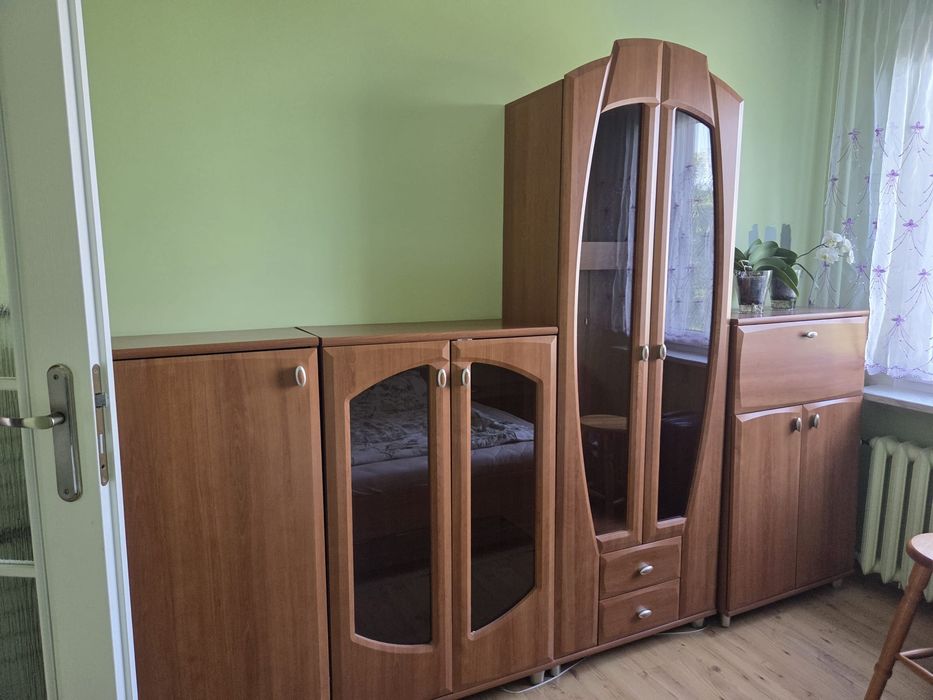 Meble do pokoju. Komody i dwie witryny ze szkłem .Jedna komoda ma barek.