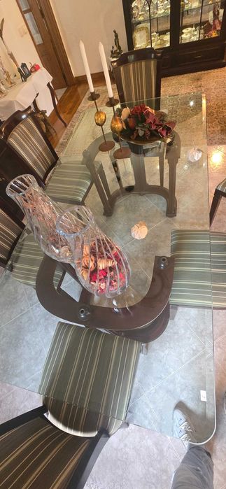 Conjunto de sala (cadeiras, mesa e aparador)