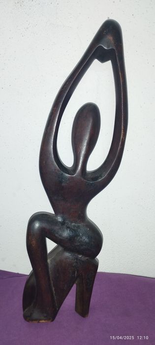 Estatueta feminina africana. 50cm altura. Em Loulé.