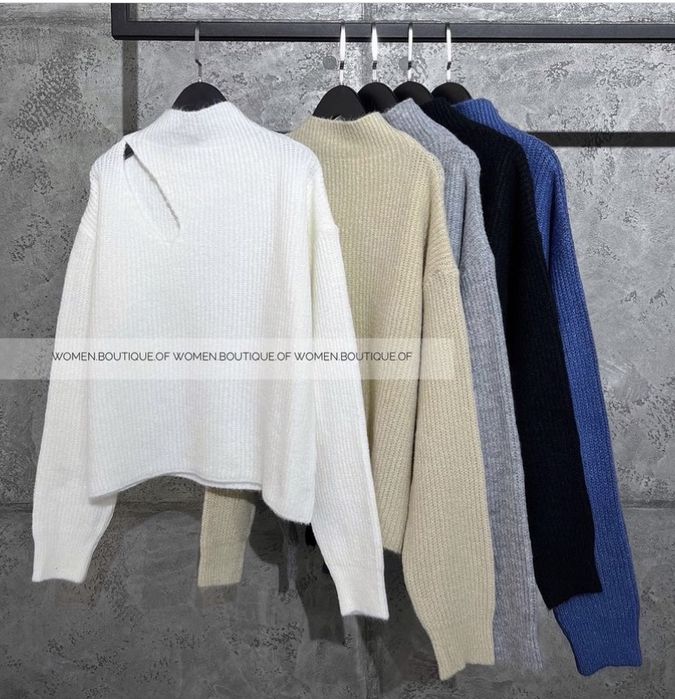 Светр з вирізом