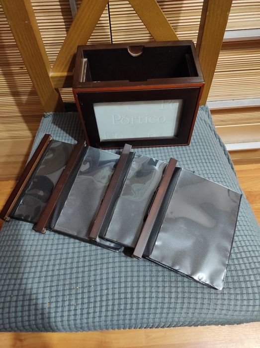 Album na zdjęcia w drewnianym pudełku.