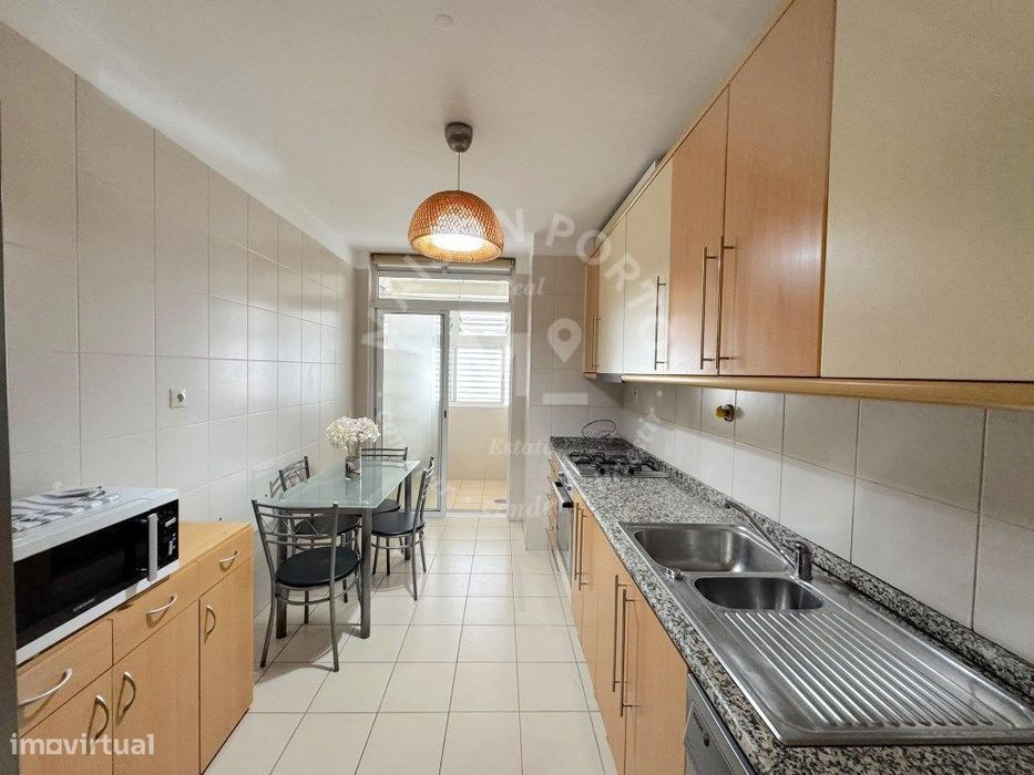 Apartamento T3 com Jardim Privativo, Estacionamento, Totalmente Mob...