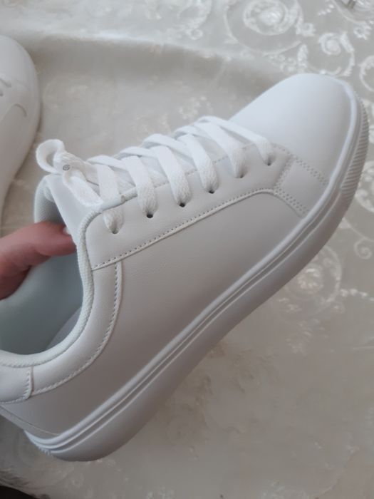 Кросівки  жіночі