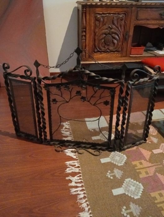 Peça única frente de lareira feito em ferro furejado