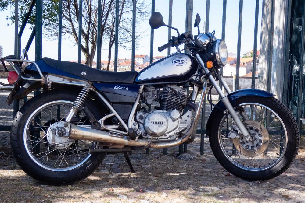 Um clássico da Yamaha - moto Yamaha SR 250, com extras