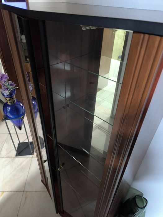Vitrine com luz.