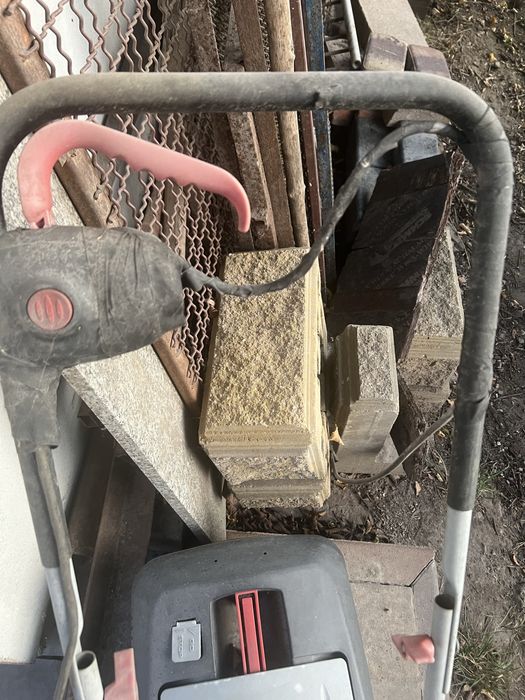 Електрична газонокосарка