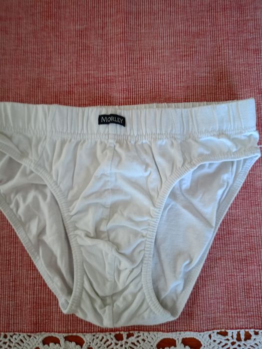 Białe męskie slipki.