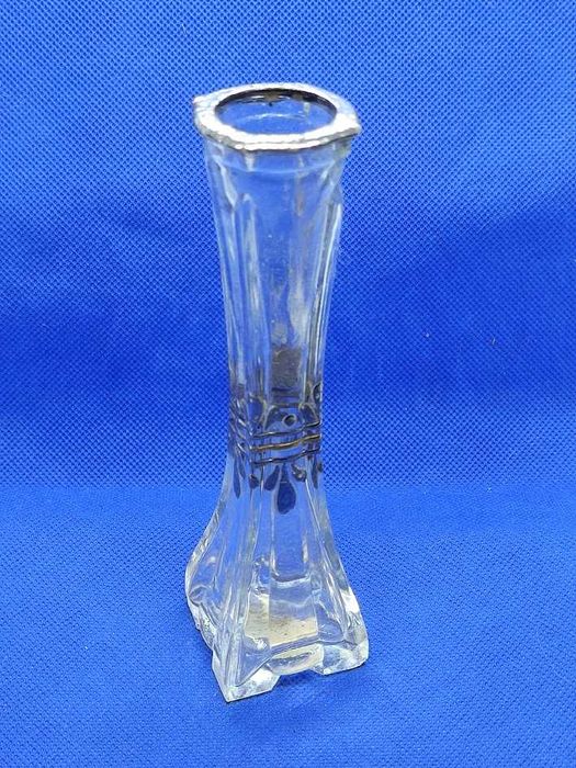 Jarra pequena em vidro com aplicações em metal