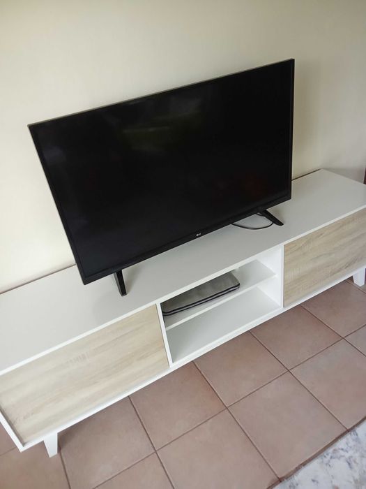 Móvel TV com estante superior