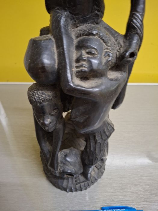 Grande escultura africana pau preto?
