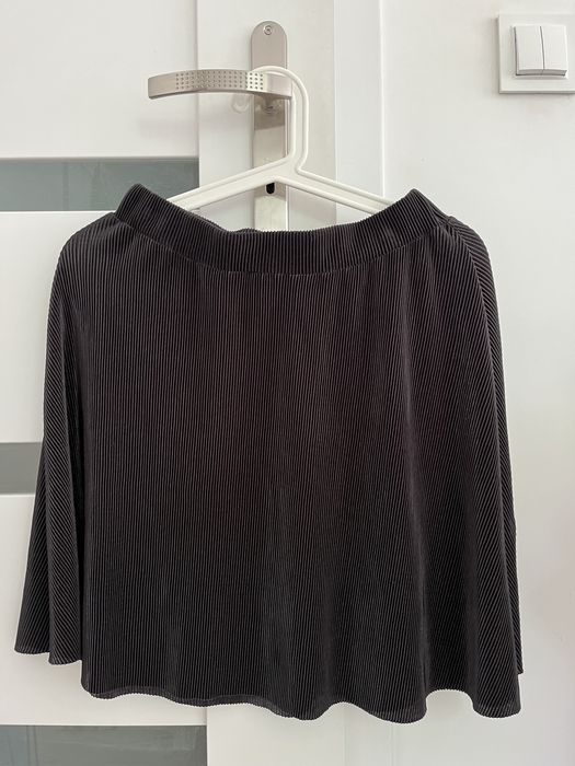 Czarna spódniczka rozkloszowana