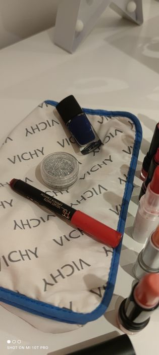 Zestaw kosmetyków 7 szminek + inne akcesoria+ gratis kosmetyczka