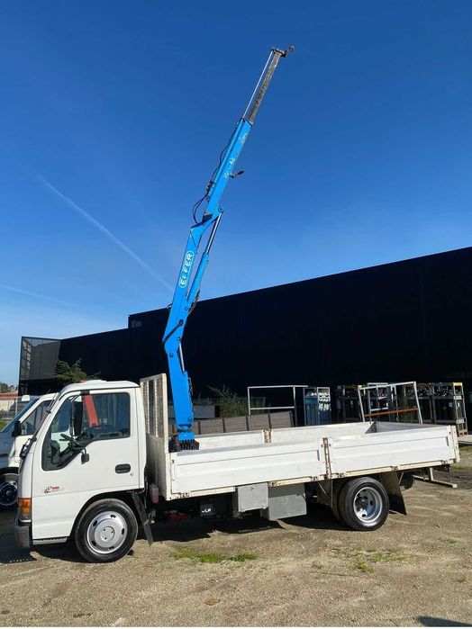 Carrinha Isuzu NKR com grua