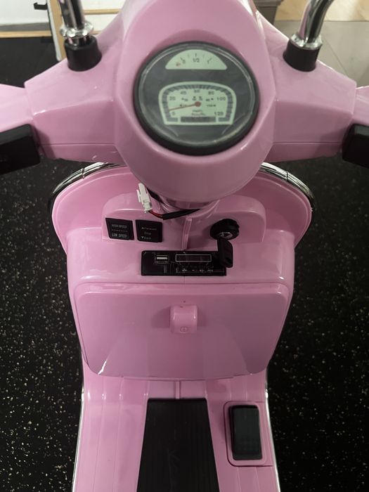 Mota electrica Vespa cor de rosa