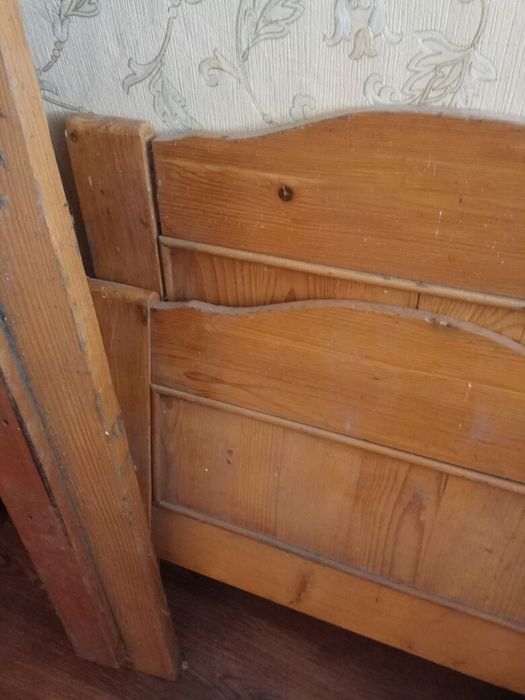 Кровать деревянная