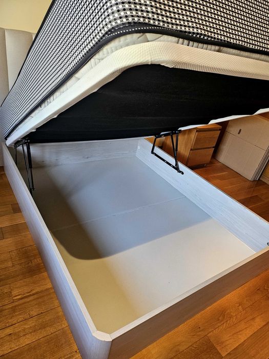 Cama de casal com arrumação