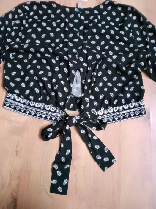 Bluzka dekolt kopertowy.