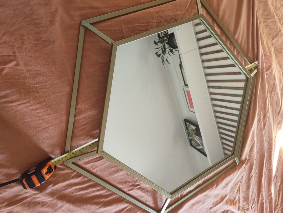 Espelho de parede Hexagonal com estrutura dourada