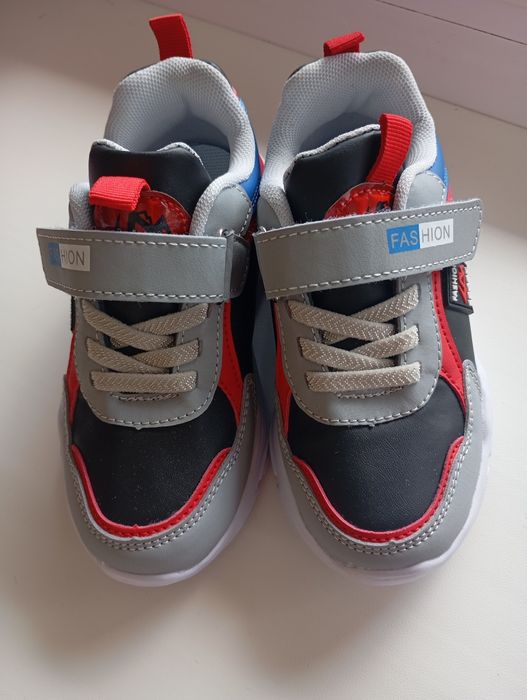 Продам нові кросівки