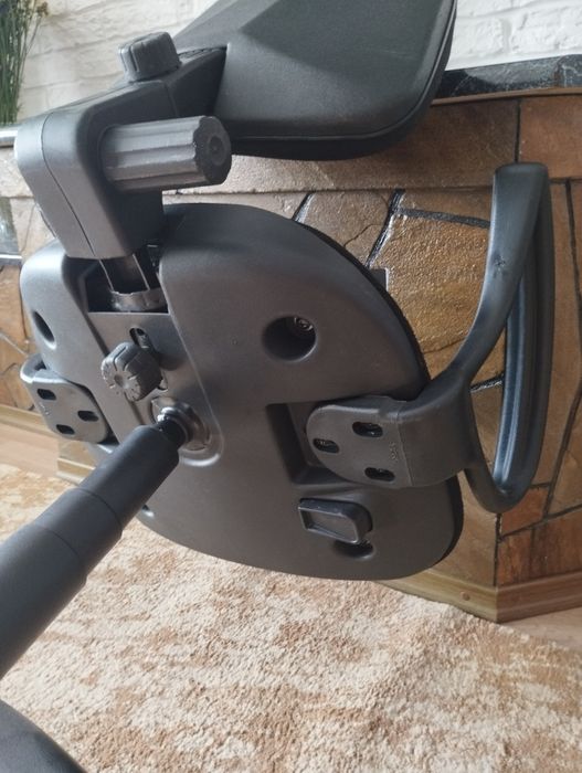 Крісло офісне в гарному стані.