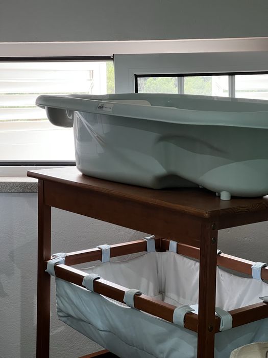 Banheira para bebe, com respetivo apoio em Madeira