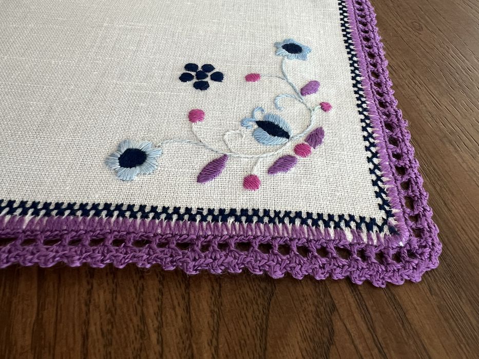 Ręcznie wykonane i haftowane serwetki - 2 sztuki - nowe- 30x37 cm