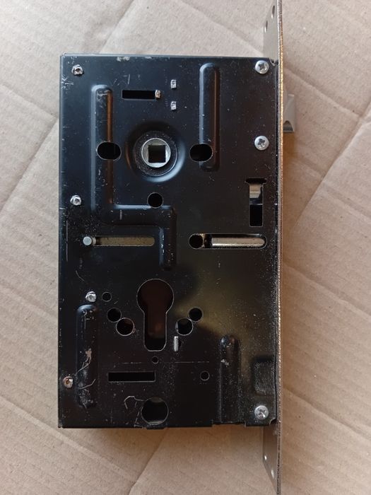 Продам врезной замок на китайськую дверь.