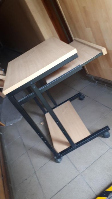 Stolik biurko na kółkach