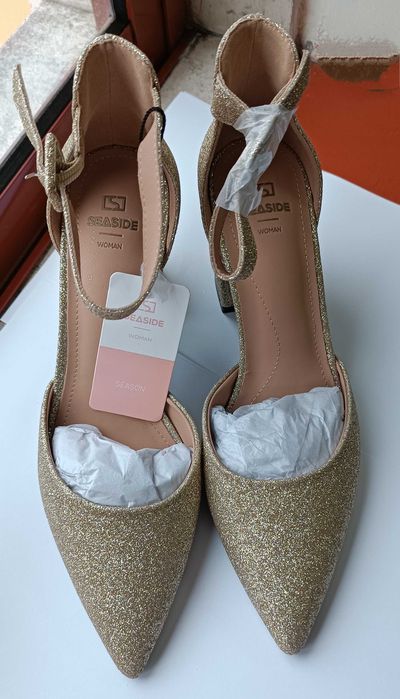 Sandálias Novas Cor dourada brilhantes