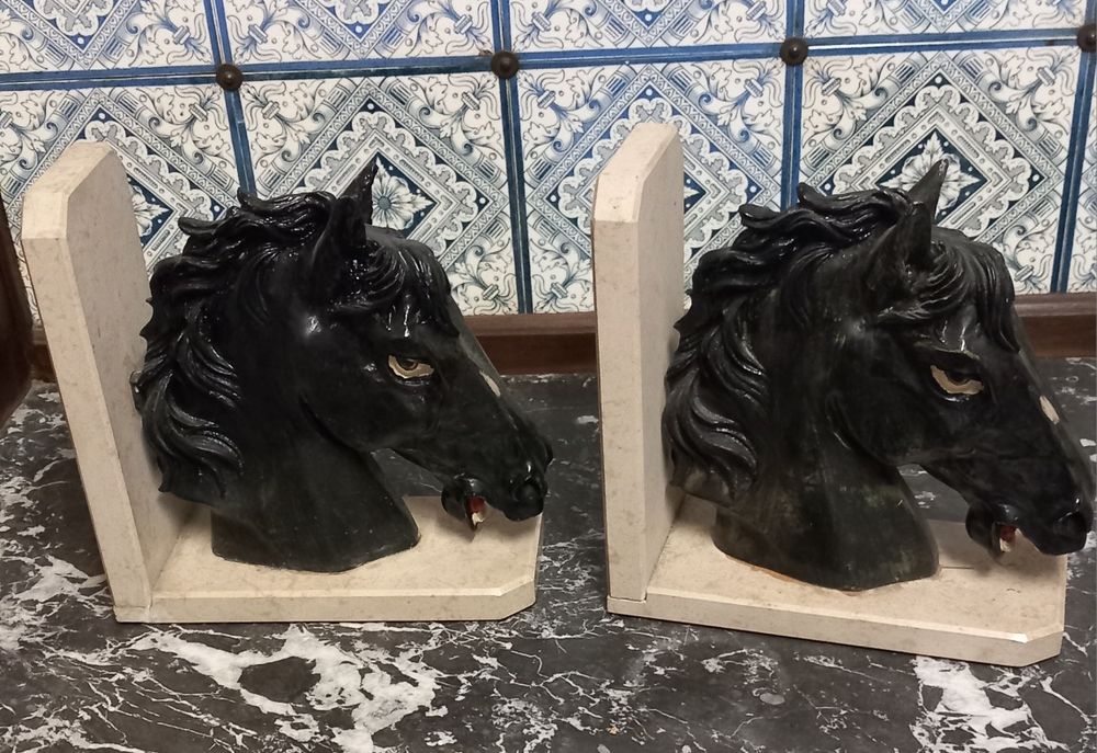 Apoios laterais para livros