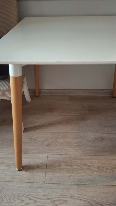 Biały stół + 3 krzesła komplet solidny i gotowy do użycia.