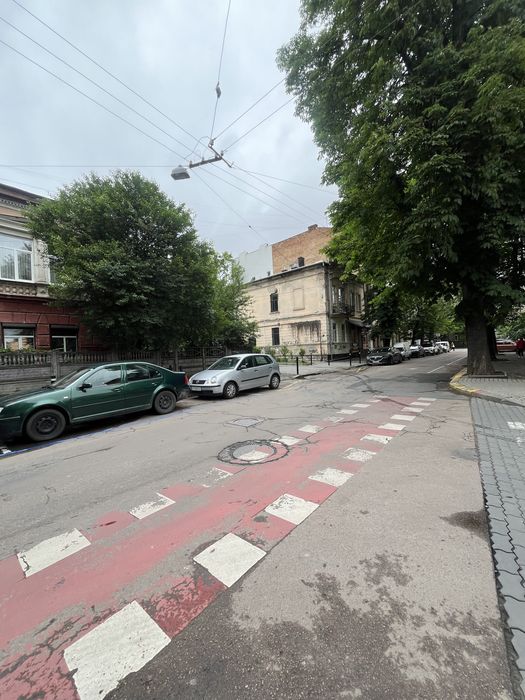 Приміщення в центрі міста, інд.опалення, фасадний вхід,вікна.